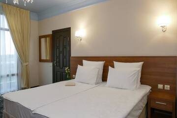 Номер с кроватью размера «king-size» и балконом в Отеле Garuda Boutique Hotel